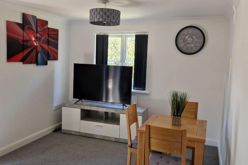 Greenhithe Cosy Apartment, Netflix And Sport Channels Bagian luar foto